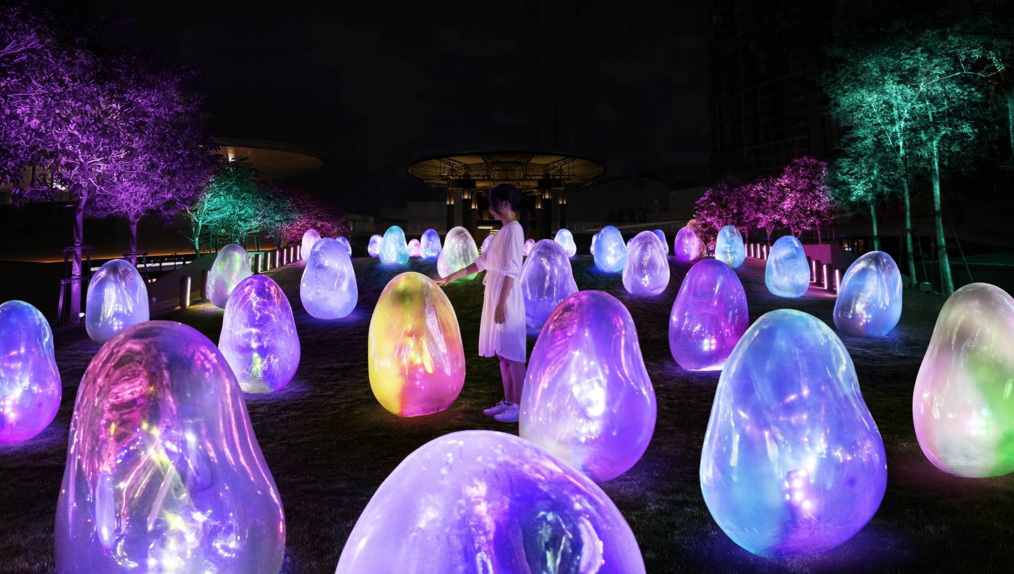 TeamLab is transforming the rooftoop terrace of Lalaport BBCC Kuala Lumpur into an art space. The launch of 